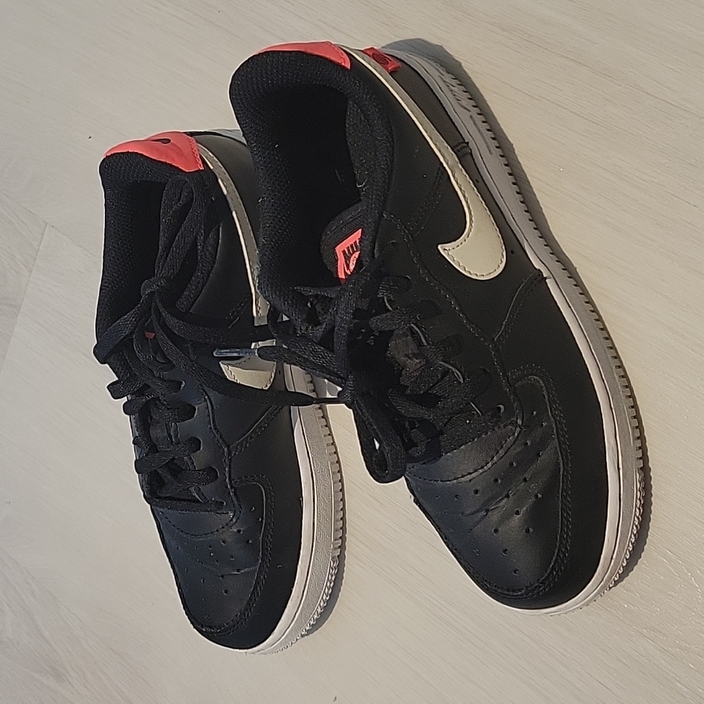 Pre-owned Kids Nike size 2.5